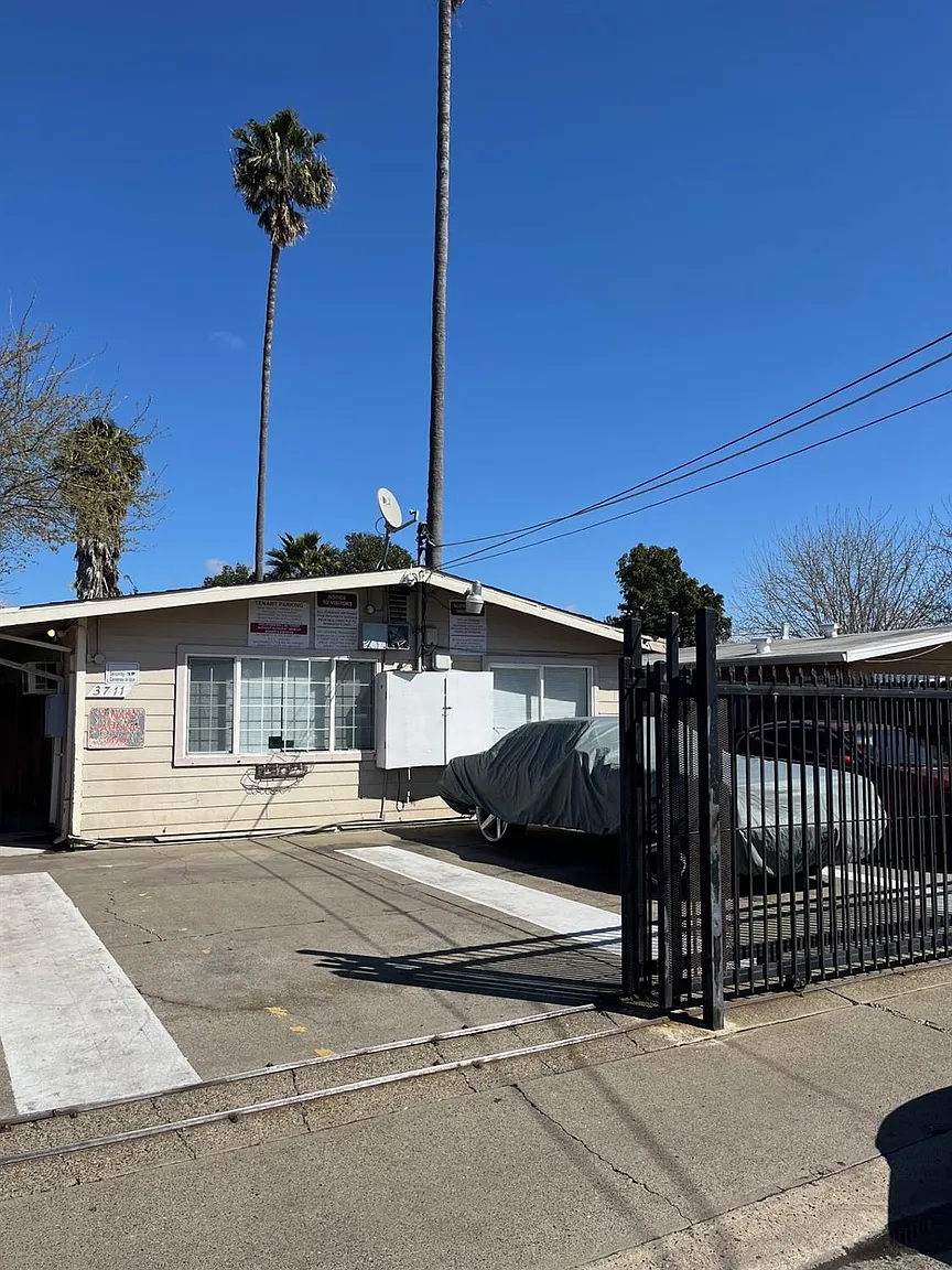 3711 46th Ave photo 1