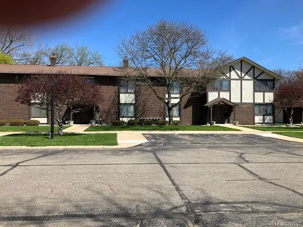 3806 Wroxton Dr APT 2, Flint, MI 48532