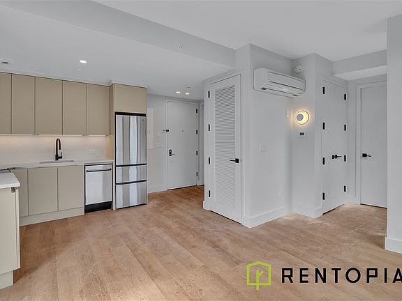 4th image of 130 Hope St #710C