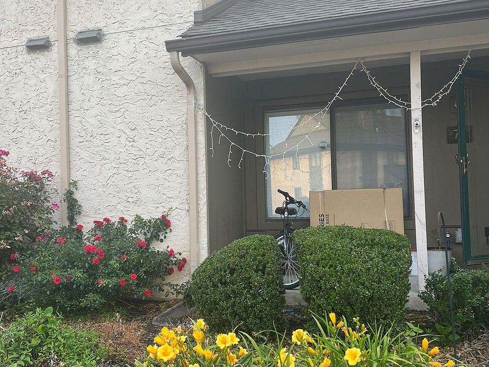 1st image of 74 Hampshire Dr