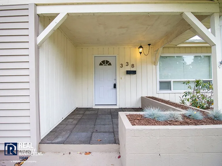 338 Regents Blvd — Photo 2