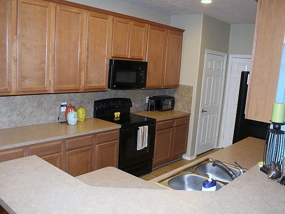 Plenty of space for the chef of the household in this Kitchen!