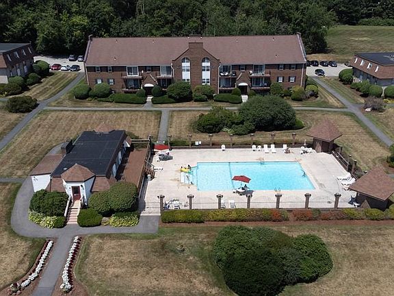 3rd image of 20 Williamsburg Ct Unit 4