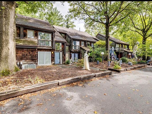 3rd image of 115 Beechnut St APT I4