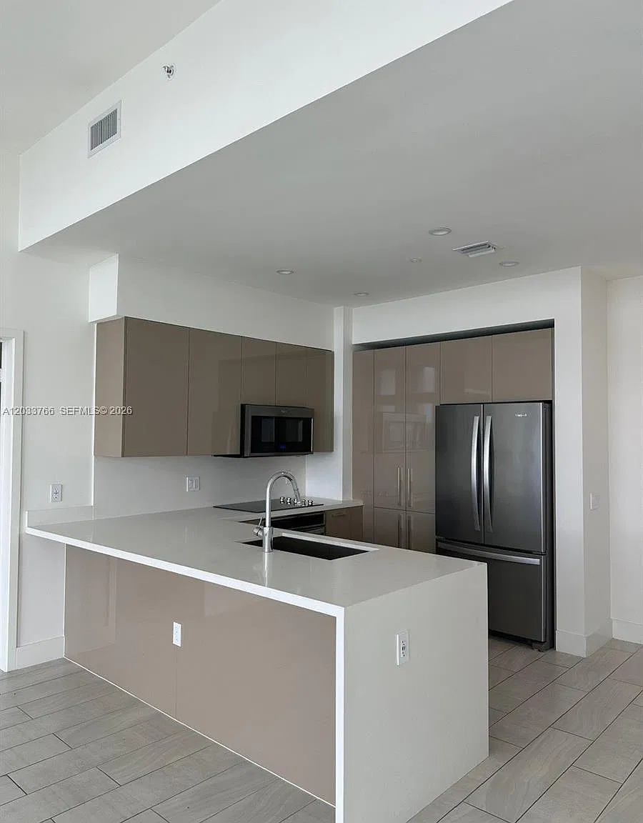 Metropica North Tower One — Photo 1