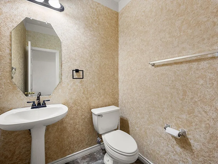7700 Buccaneer Cir — Photo 32