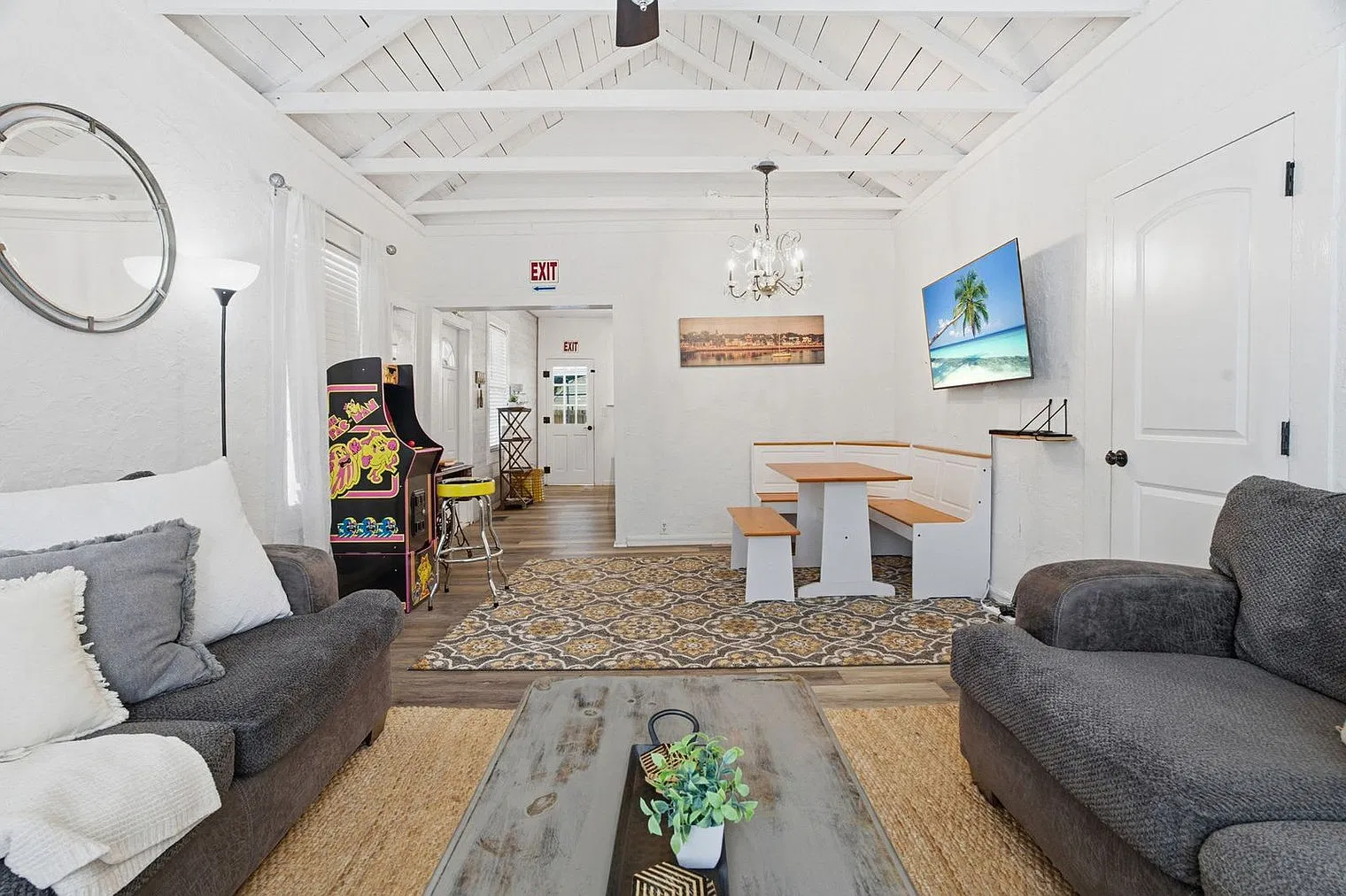 3 bed, 2.0 bath, 1044 sqft, $8,643 — Photo 4
