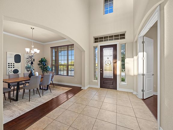 4th image of 223 Lake Como Dr