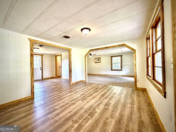 4th image of 107 W Norris St