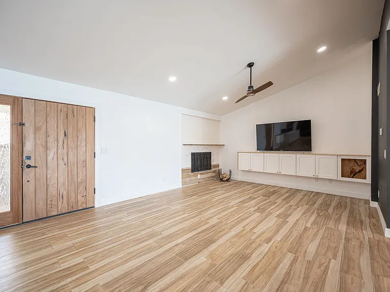330 E Country Club Dr — Photo 28