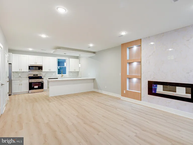 1933 N Leithgow St #35-1 — Photo 23