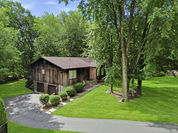 6 Pelham Court, Nanuet, NY 10954
