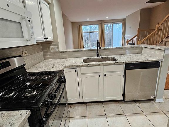 5th image of 1041 E Wilson Ave
