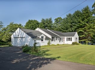 42 Horse Shoe Ln, Lakeville, CT 06039