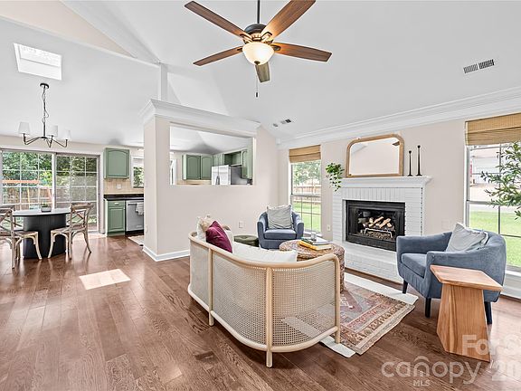 3rd image of 819 Mill Creek Ln
