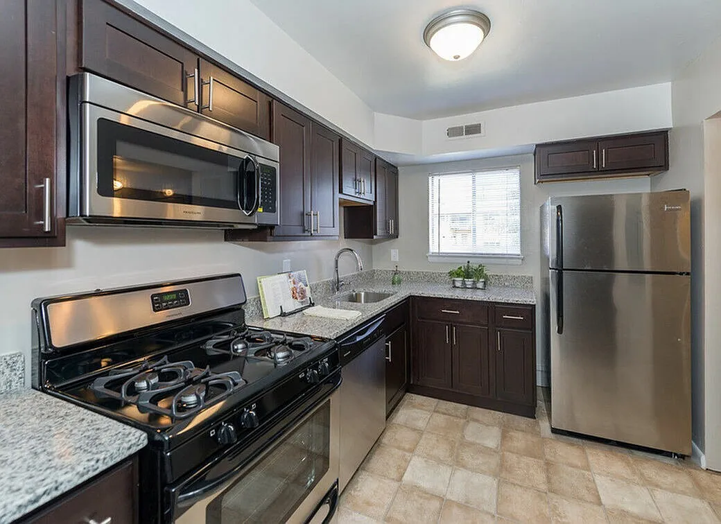 Carriage Club Apartments — Photo 3