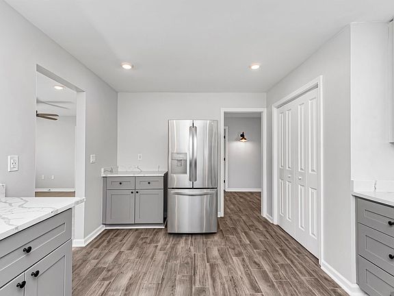 5th image of 8320 Rainbow Dr