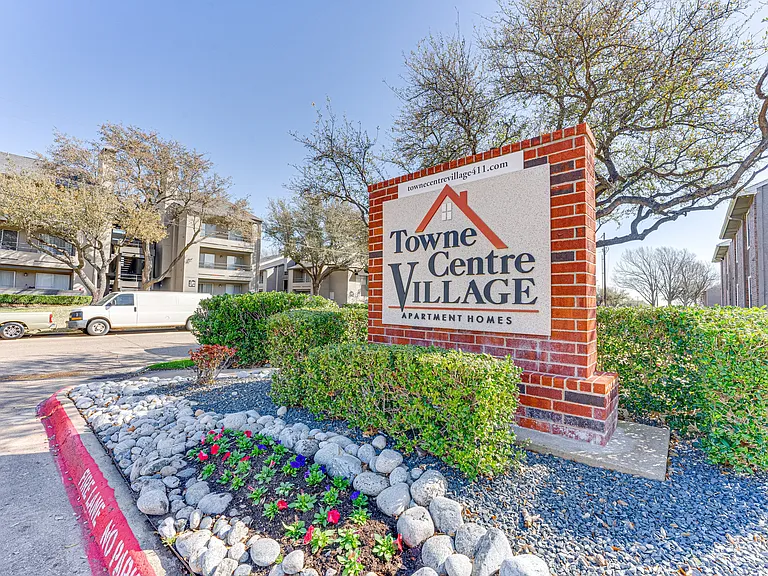 Towne Centre Village — Photo 24