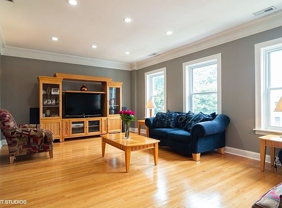 2nd image of 5736 N Richmond St