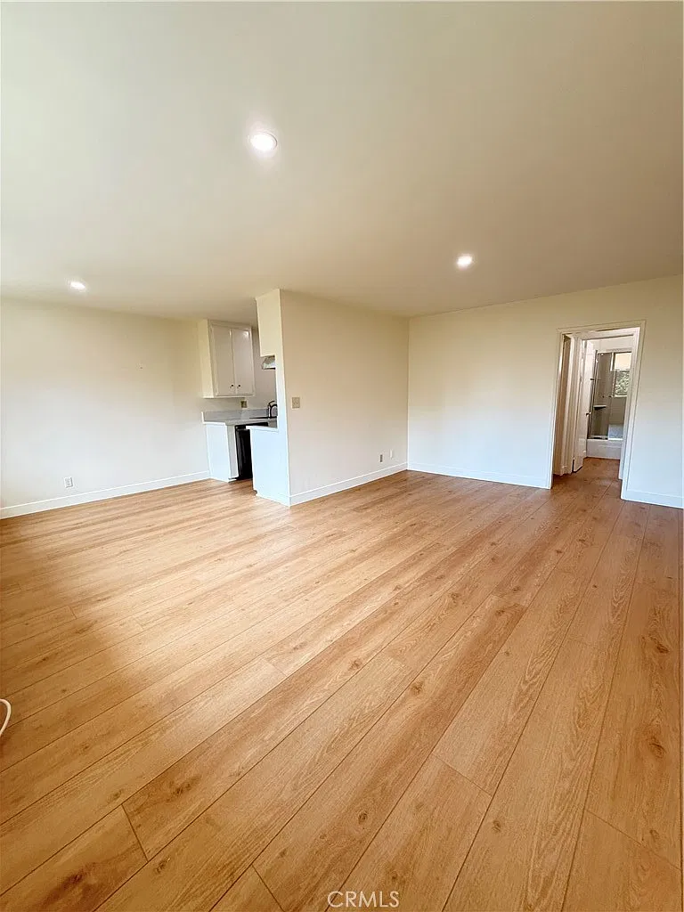 2 bed, 750 sqft, $3,290 — Photo 3