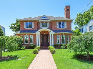 24 Steamboat Rd, Great Neck, NY 11024