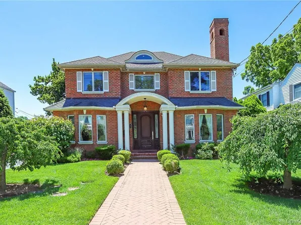 24 Steamboat Road, Great Neck, NY 11024