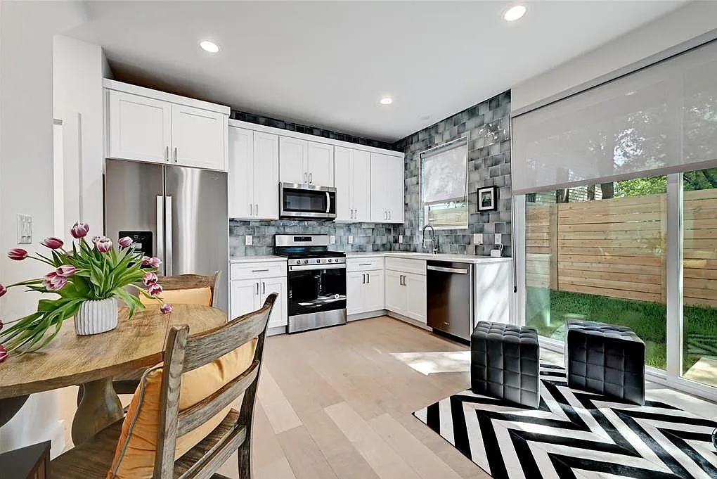 2 bed, 2.5 bath, 979 sqft, $3,100 — Photo 2