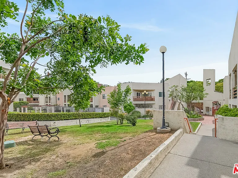 1118 Valencia St #310 — Photo 30
