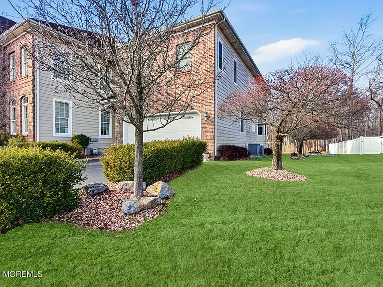 24 Parkside Dr — Photo 8