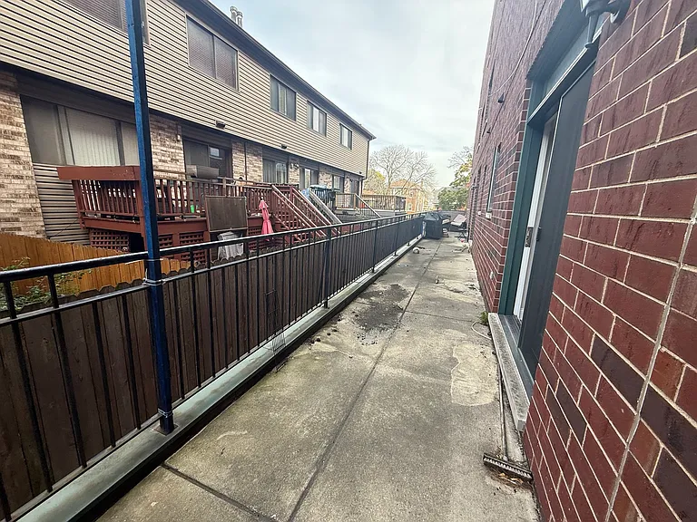 7016 W Medill Ave — Photo 31