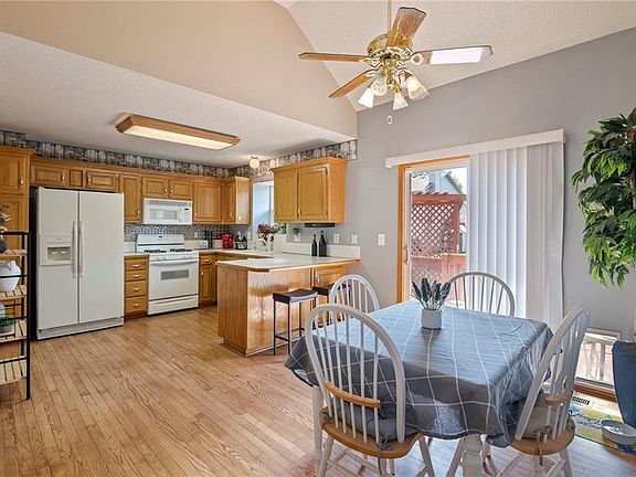 4th image of 836 Highland Ave