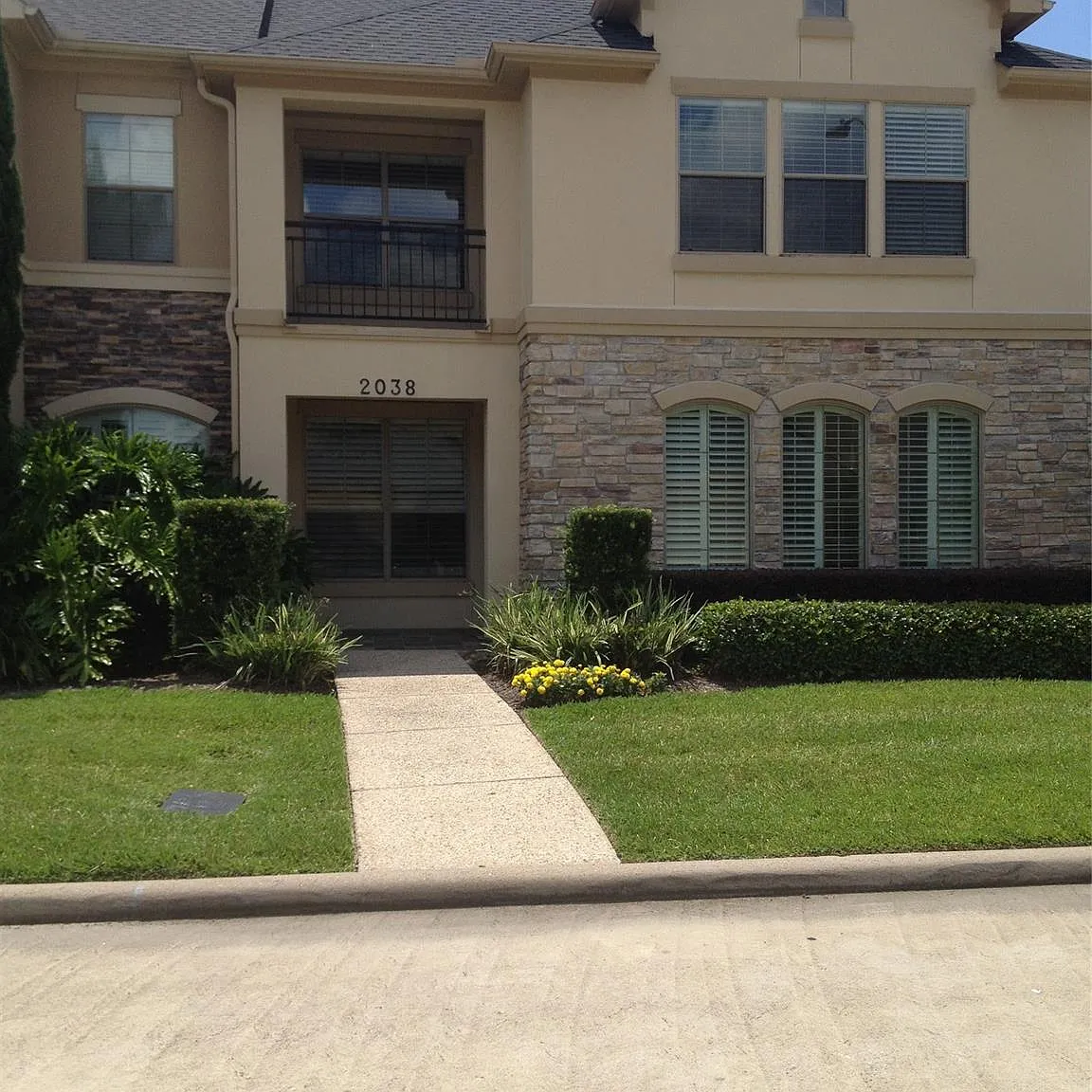 3 bed, 3.5 bath, 3058 sqft, $3,400 — Photo 2