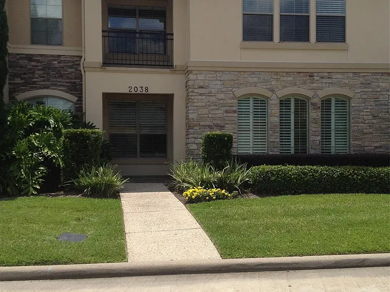 2038 Palm Forest Ln — Photo 2