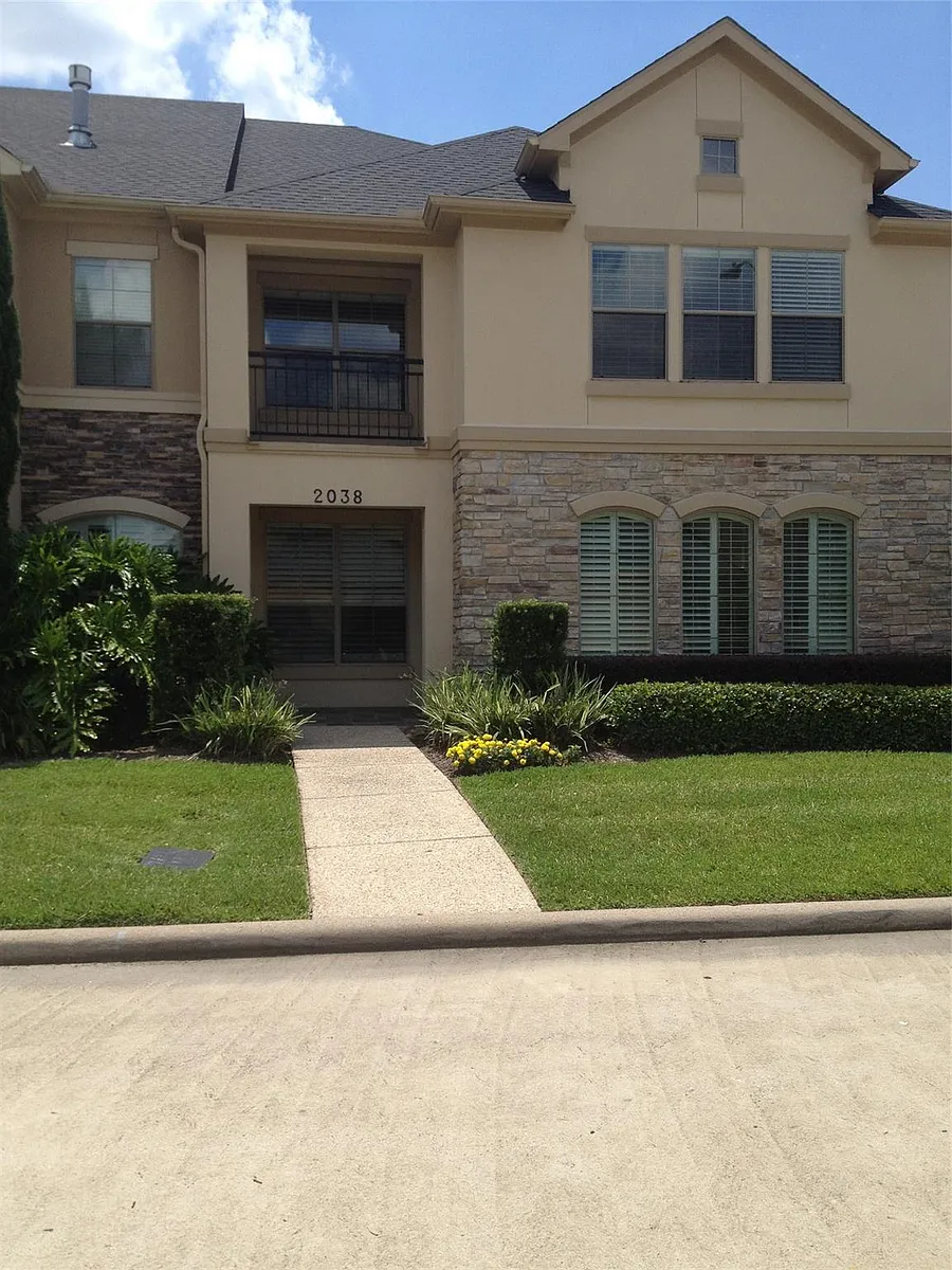Building Photo - 2038 Palm Forest Ln