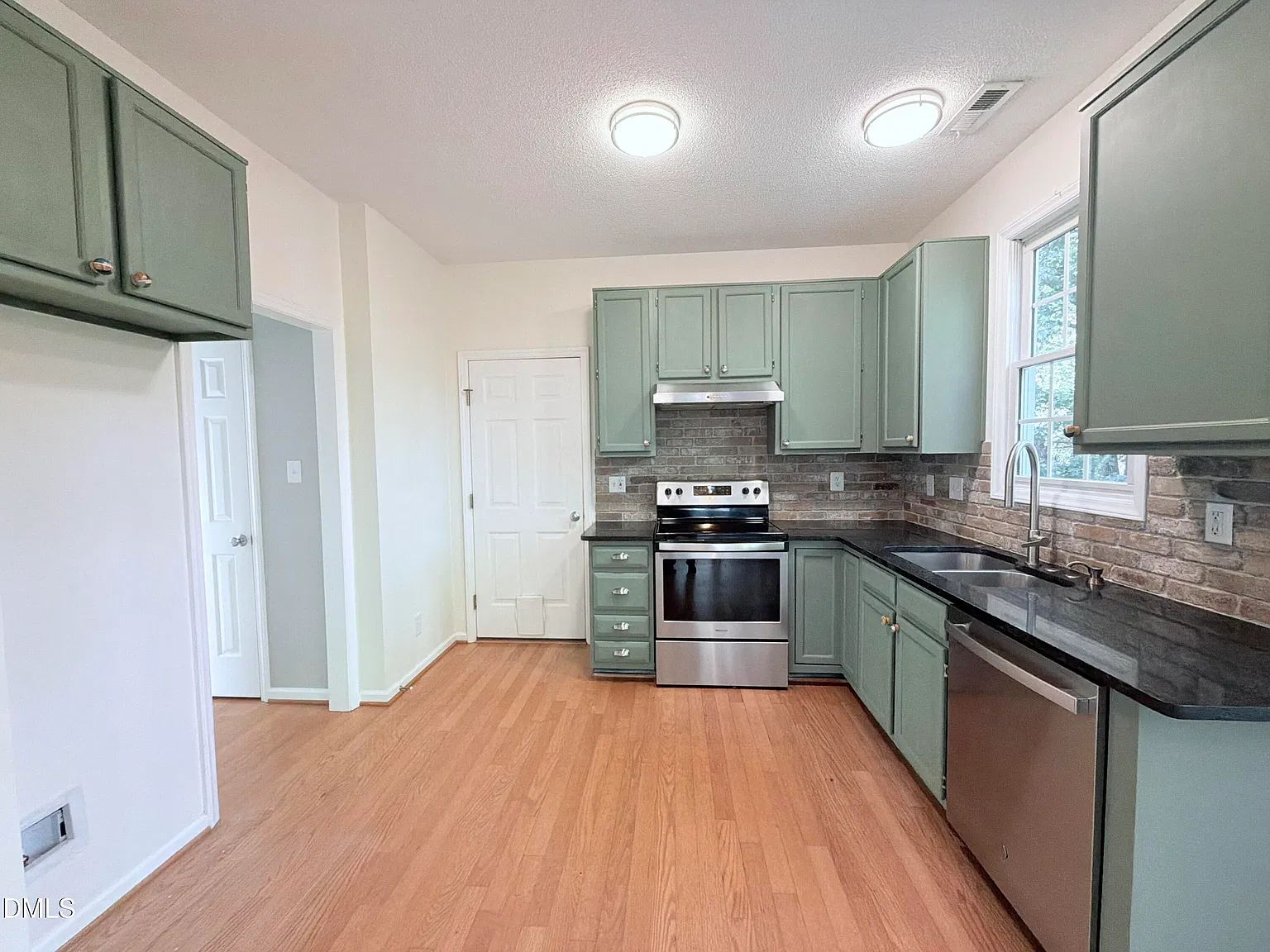 4 bed, 2.5 bath, $2,400 — Photo 4