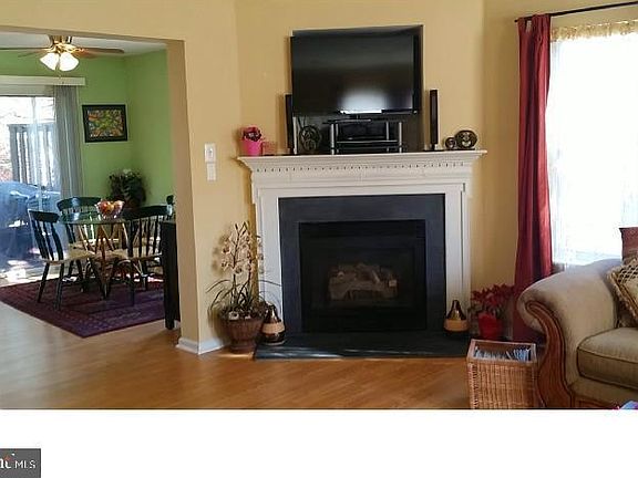 4th image of 929 Woodlawn Ave