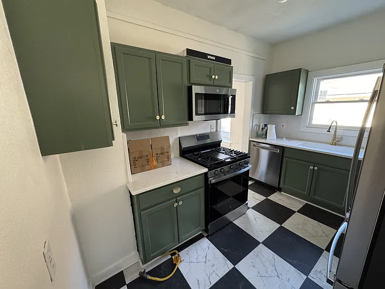 1329 Rowland Ave — Photo 8
