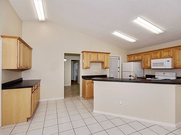 5th image of 266 Stillwater Dr