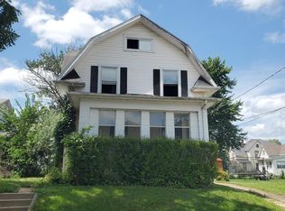 1114 S Fruit Ave, Freeport, IL 61032