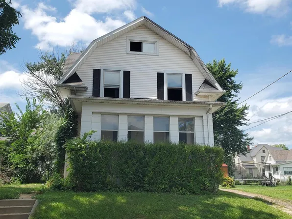 1114 S Fruit Ave, Freeport, IL 61032