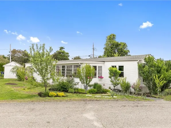 2 North Dr, Portsmouth, RI 02871