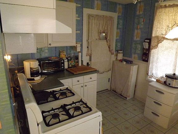 5th image of 609 S 10th St