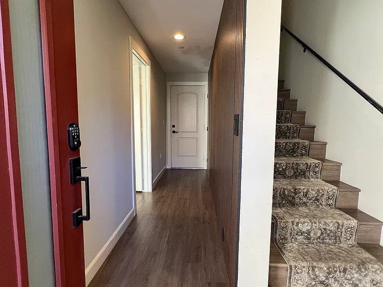 926 Warwick Ave — Photo 8
