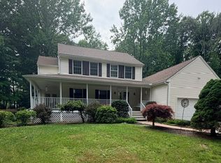 10 Ferris Rd, Newtown, CT 06470