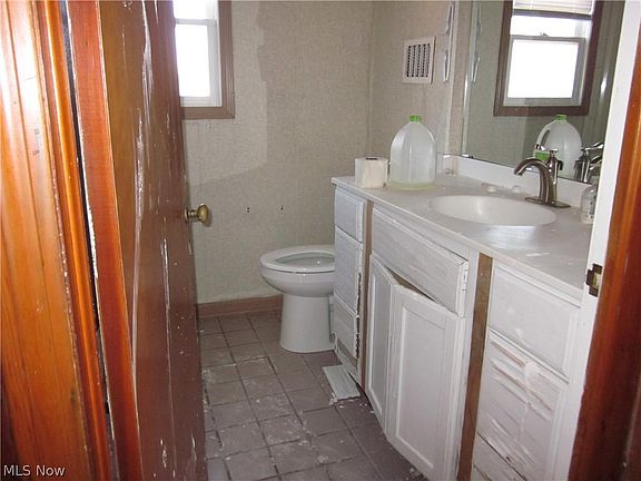 5th image of 10792 Park St