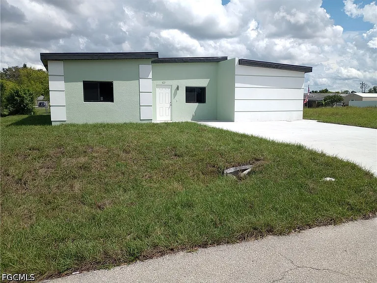 423 Canyon Dr S — Photo 1