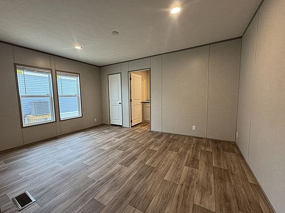 4th image of 3152 Korea Cir