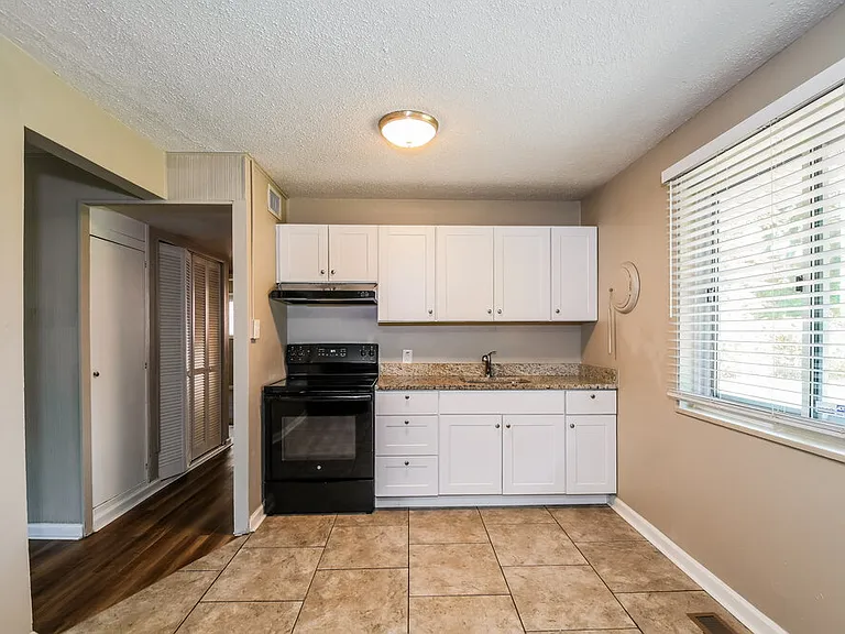 933 Lebon Dr — Photo 7