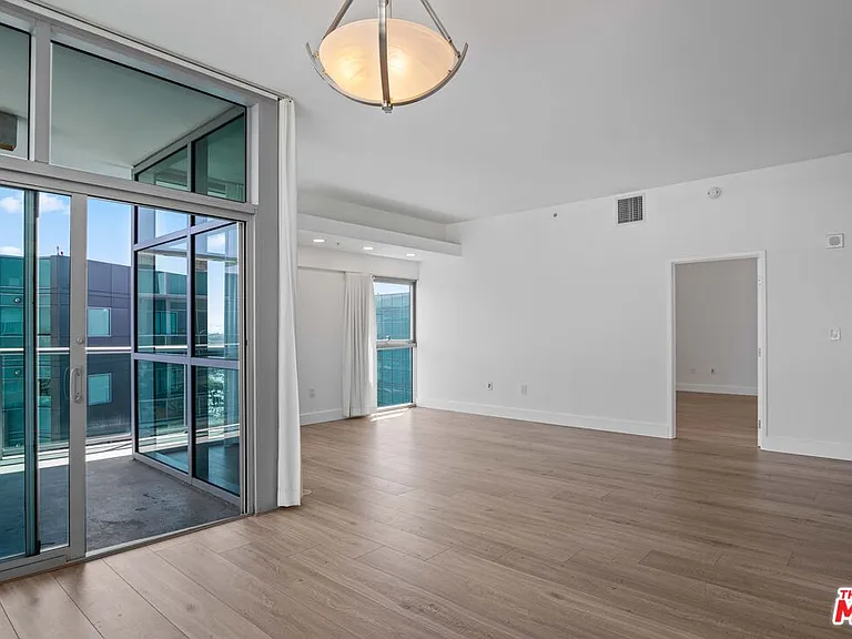 13700 Marina Pointe Dr #1916 — Photo 8