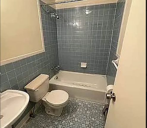 5th image of 450 W 47th St APT 1A
